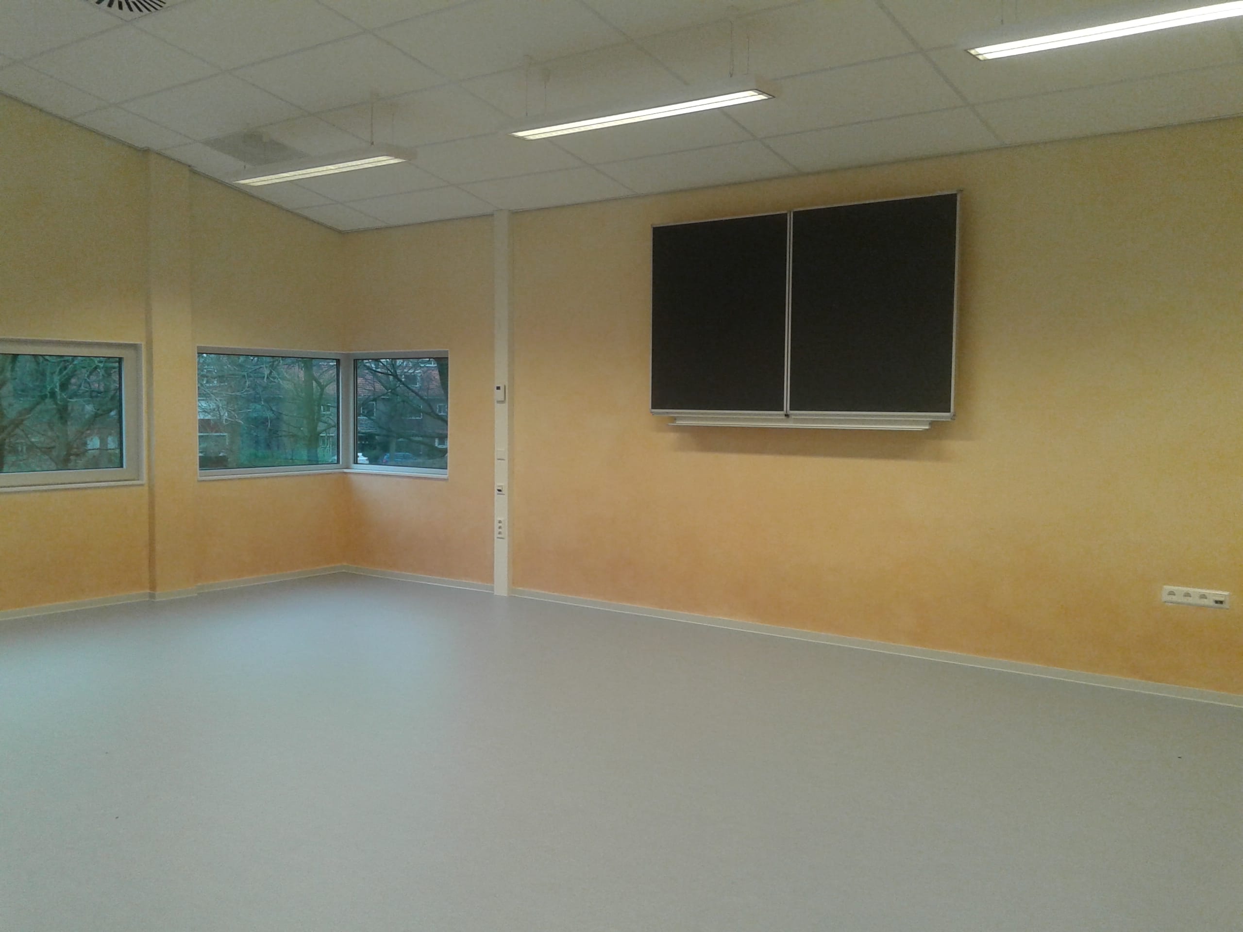 Parcival Vrije School Amstelveen. alle wanden zijn gesluierd/geglaceerd met Tassiliverf.