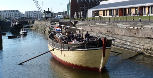 Boot geschilderd met Allback lijnolieverf Zweeds rood, Limburgs geel en zwart.