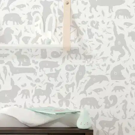 Duurzaam Kinderbehang | ABC Animal | Lichtgrijs | 97.4 x 280 cm | Kek Amsterdam | Peltenburg Natuurverf