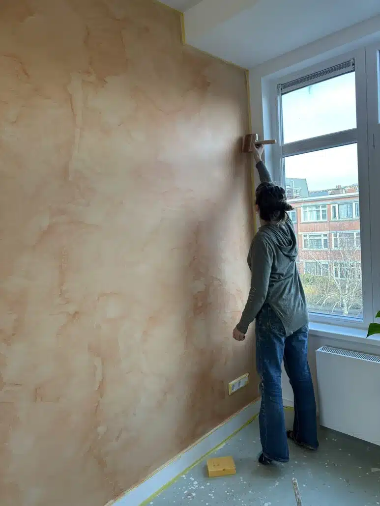 Sluieren op de muur met transparante kleurlagen